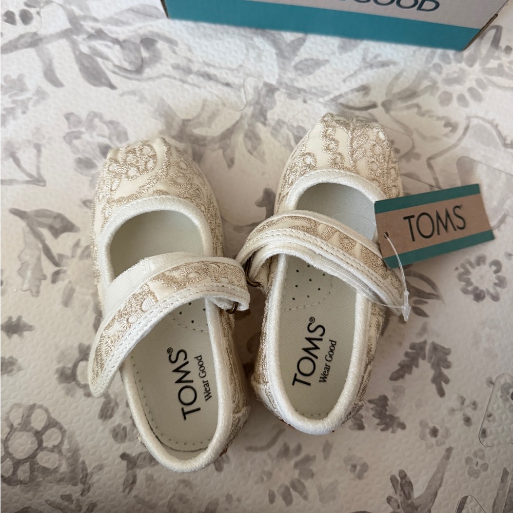 NWT TOMS toddler Cream Embroidered Mary Jane Shoes